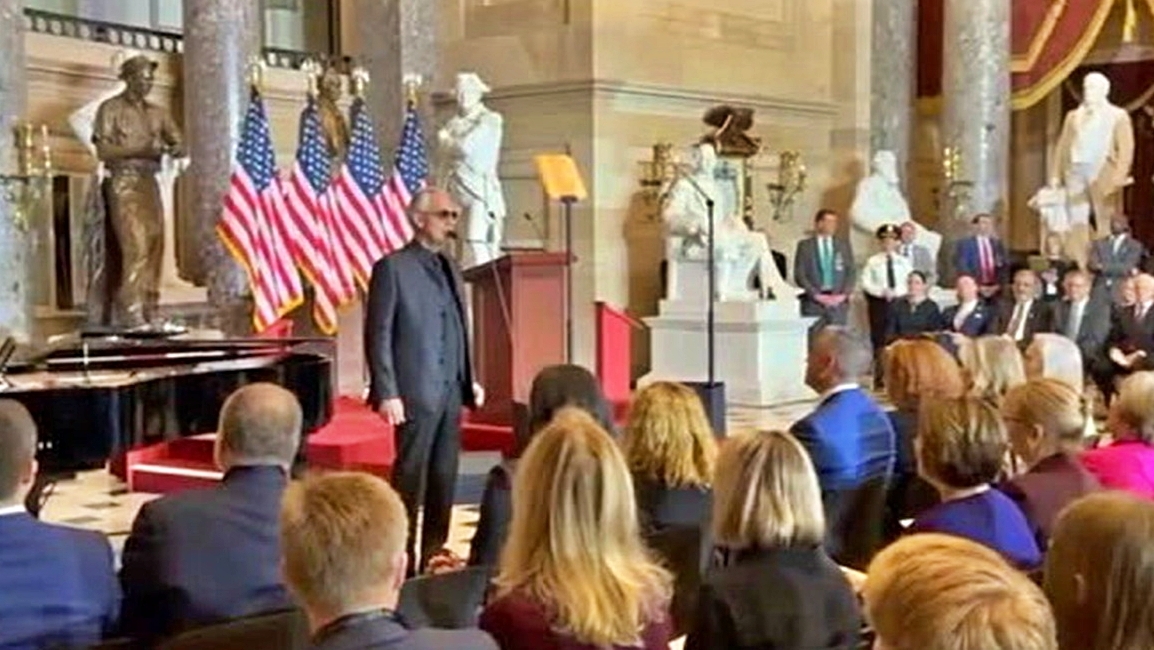 Bocelli canta per i potenti a Capitol Hill, Biden: “Un dono”