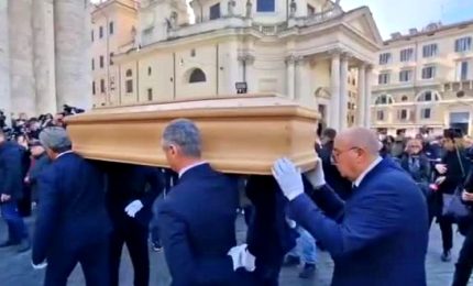 Funerali Milo, bara accolta da applausi e il grido "Viva Sandra"