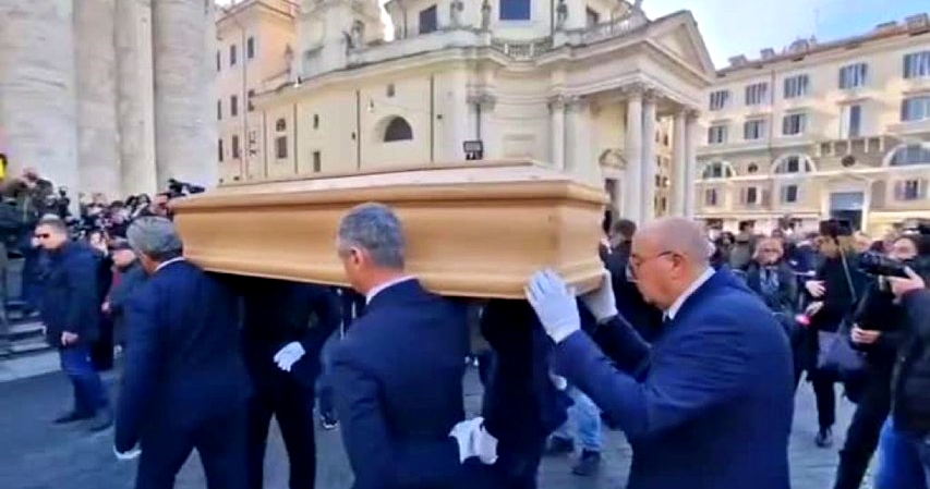 Funerali Milo, bara accolta da applausi e il grido “Viva Sandra”