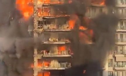 Valencia, un maxi incendio divora un palazzo. Almeno 4 morti