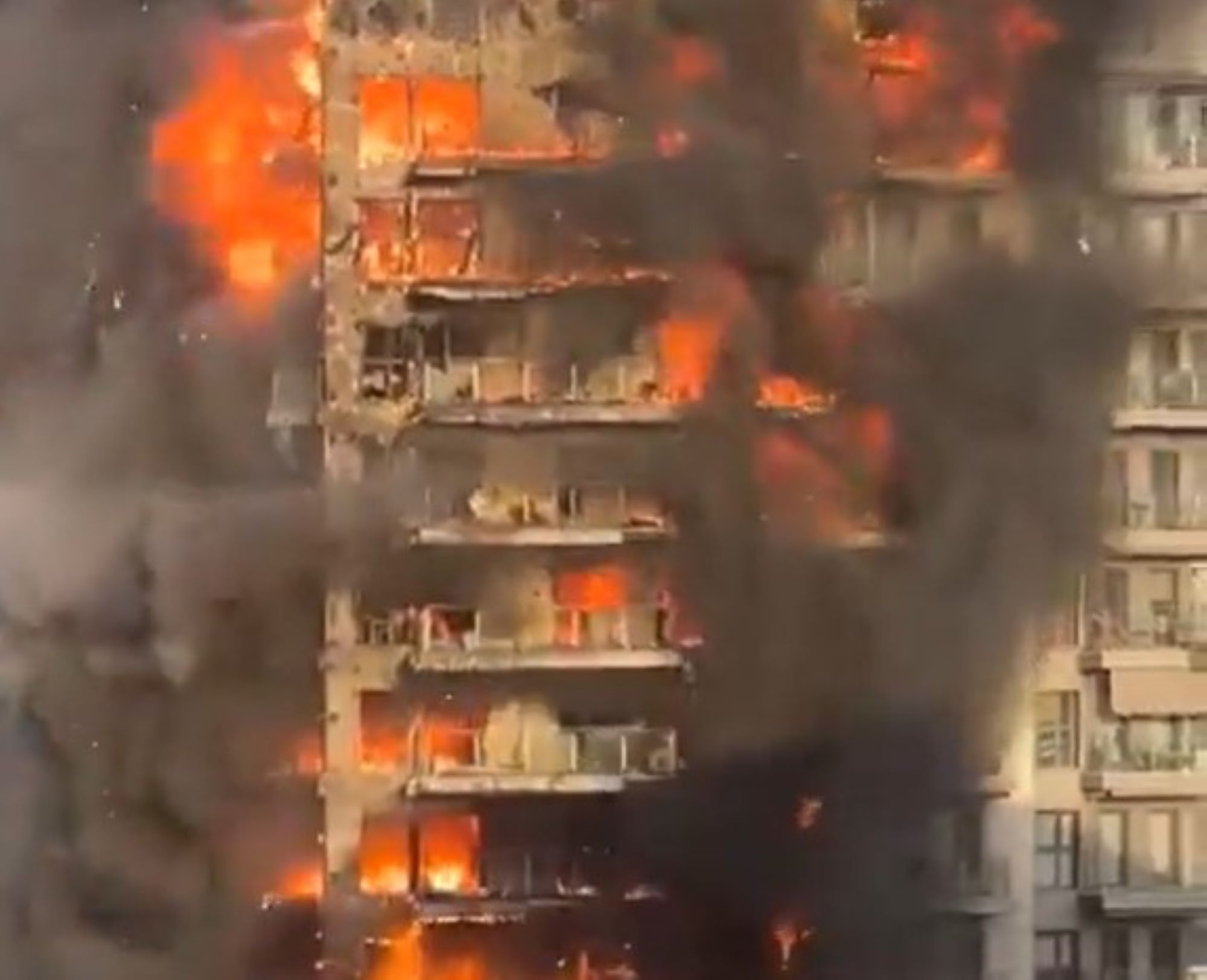 Valencia, un maxi incendio divora un palazzo. Almeno 4 morti