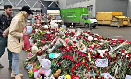 A una settimana dall'attacco a Mosca l'omaggio alle vittime