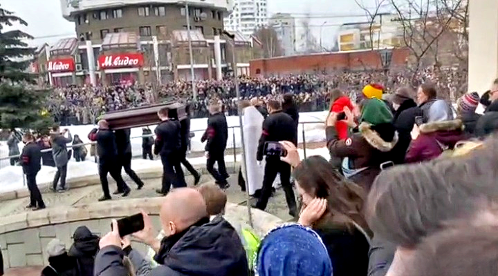 Navalny sepolto a Mosca con My Way, dalla folla cori di sfida al regime