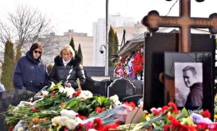 La madre di Navalny sulla tomba del figlio il giorno dopo i funerali