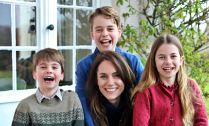 Kate ammette il ritocco della foto con i figli, ma è imbarazzo reale