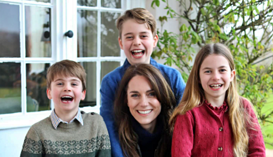 Kate ammette il ritocco della foto con i figli, ma è imbarazzo reale