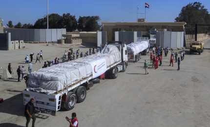 Nuovi camion con aiuti entrano a Nord della Striscia di Gaza