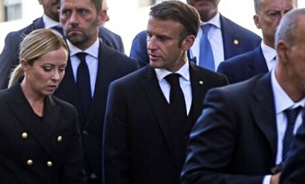 Meloni allontana venti guerra e ricuce con Macron dopo tensioni. Poi "sgrida" Orban