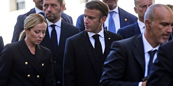 Meloni allontana venti guerra e ricuce con Macron dopo tensioni. Poi “sgrida” Orban