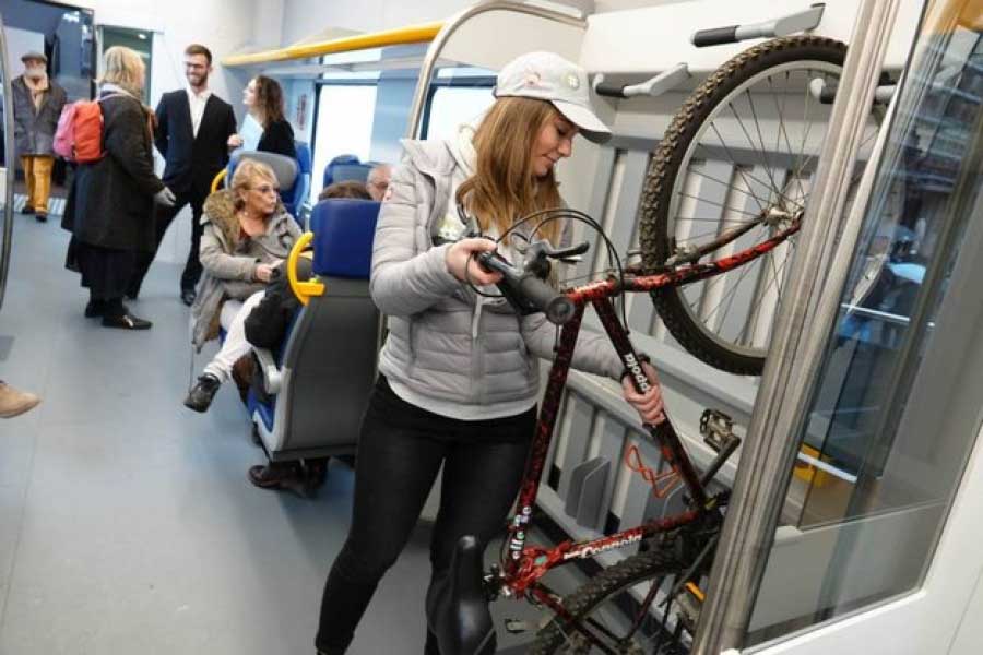 Trenitalia sospende le nuove regole per bagagli, bici e monopattini sui treni