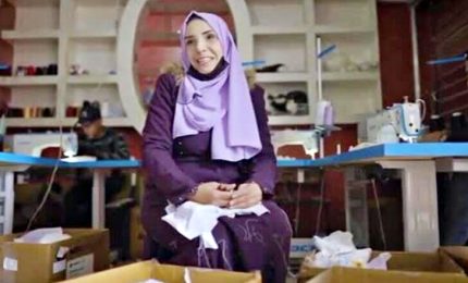8 marzo, le donne di Gaza fabbricano pannolini artigianali per i loro bimbi