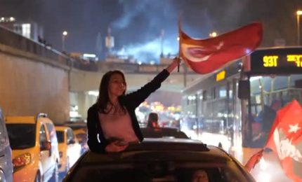 Turchia, in migliaia a Istanbul festeggiano la sconfitta di Erdogan