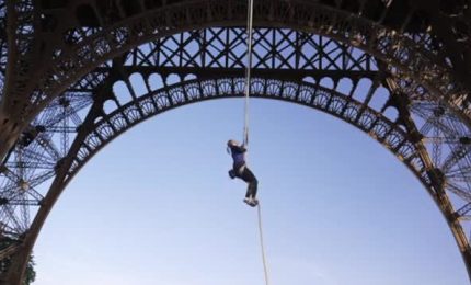 Si arrampica per 110 metri sulla Tour Eiffel: è record mondiale