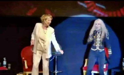 Letizia Moratti balla scatenata con Spagna sul palco