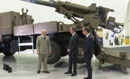 Blinken visita fabbrica di armi a Versailles e parla di Ucraina