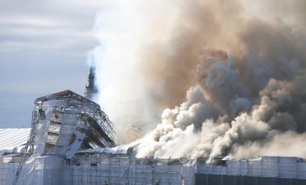 Copenaghen: a fuoco la Borsa, crolla la guglia: "È lnostra Notre-Dame"