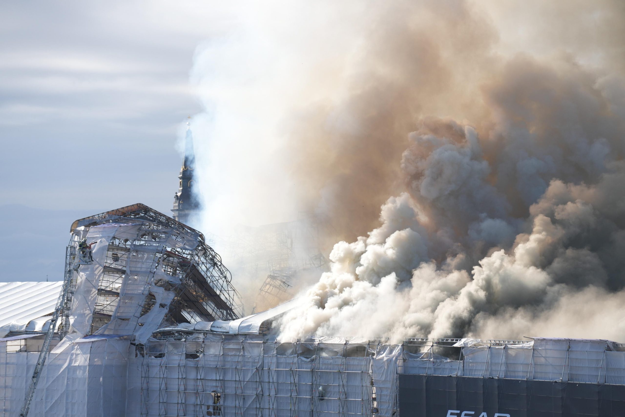 Copenaghen: a fuoco la Borsa, crolla la guglia: “È lnostra Notre-Dame”