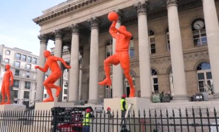 Le statue giganti di Bebe Vio, Mbappé e LeBron a Parigi