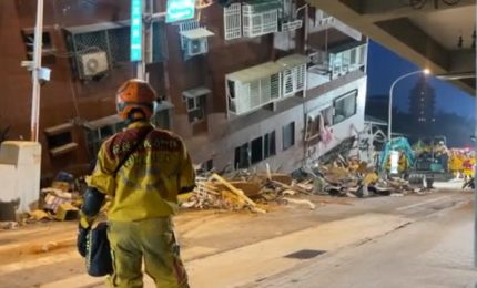 Taiwan, gli edifici inclinati dopo il sisma, difficili i soccorsi