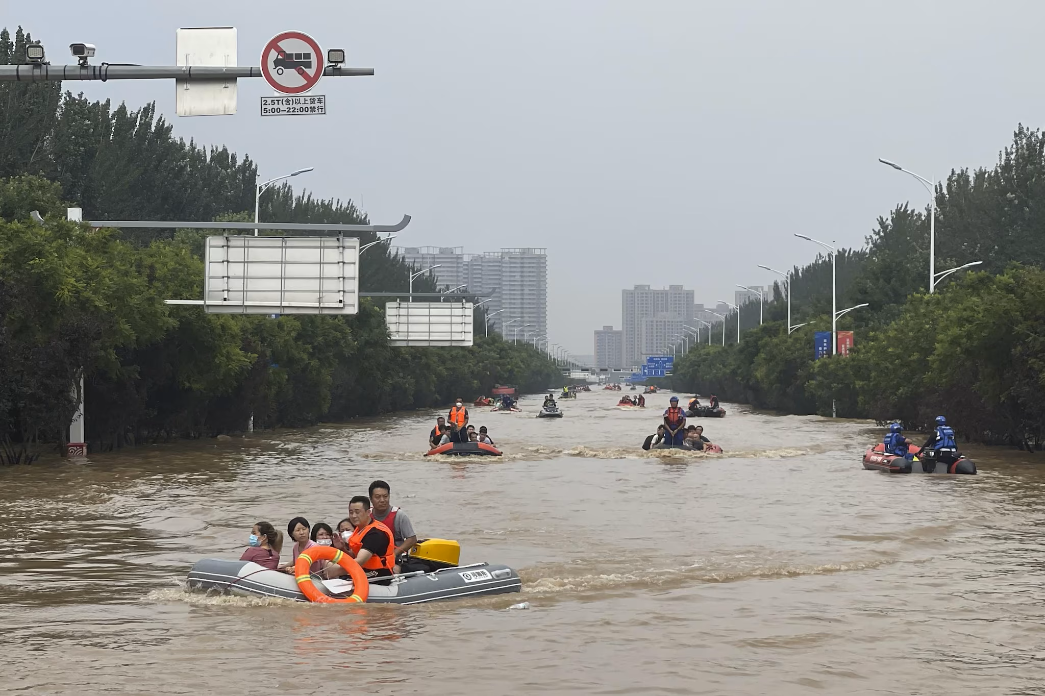 Inondazioni in Cina, villaggi allagati: 100mila sfollati