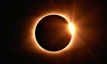 Milioni di osservatori affascinati dall'eclissi totale di sole