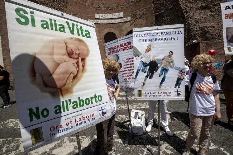 Aborto, volontari antiabortisti in consultori: la norma è legge