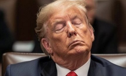 Trump si addormenta al processo e "Sleepy Don" impazza su X