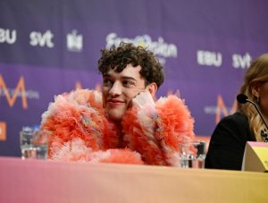 Eurovision, vince la Svizzera con Nemo, ma non la pace
