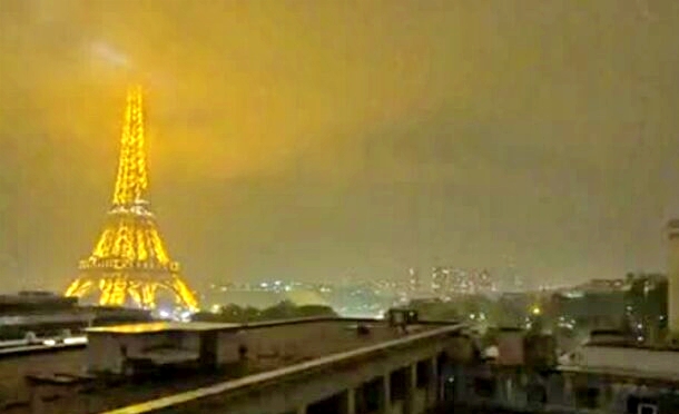 Fulmine colpisce la Torre Eiffel: il cielo di Parigi si illumina
