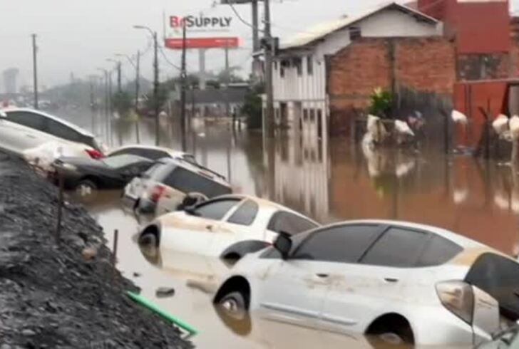 Inondazioni, auto sott’acqua lungo strade nel sud del Brasile