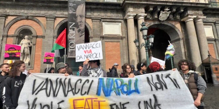 Vannacci contestato a Napoli, la sua candidatura sotto accusa