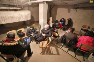 Gli abitanti di Kiev sottoterra durante le sirene antiaeree