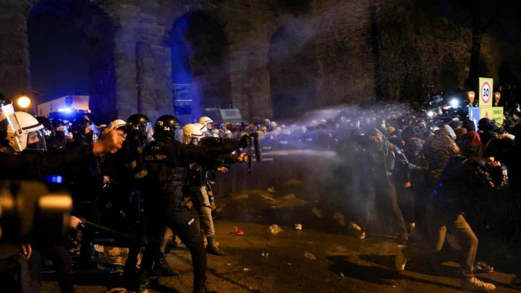 A Istanbul lacrimogeni contro la folla