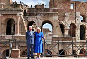 Re Carlo III e la Regina Camilla al Colosseo