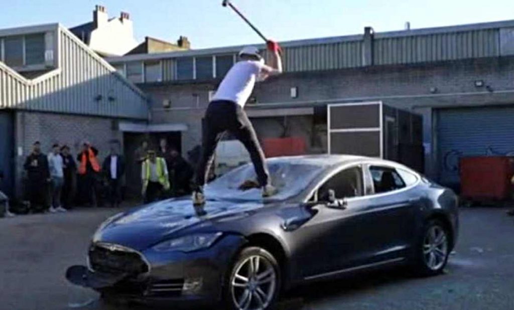 Una Tesla distrutta in una protesta anti-Elon Musk a Londra (1)