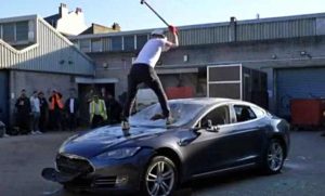 Una Tesla distrutta in una protesta anti-Elon Musk a Londra (1)