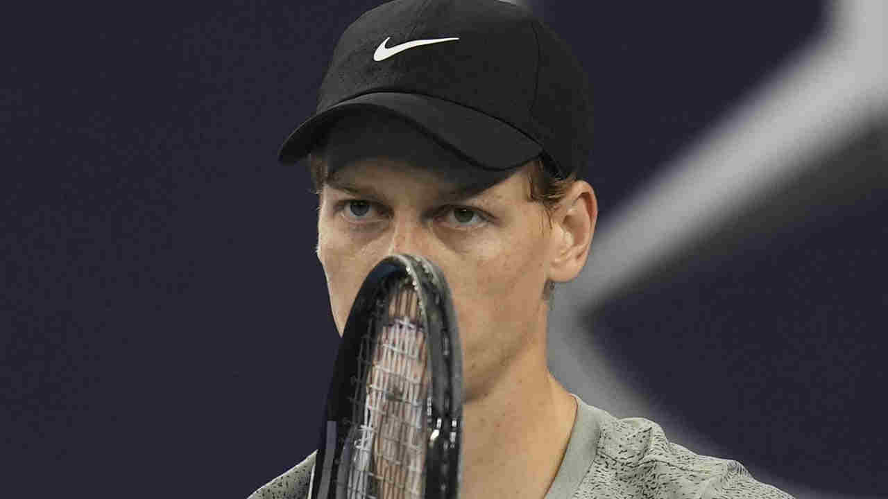 Ribalta il match contro De Minaur, terza finale consecutiva per Sinner Ribalta il match contro De Minaur, terza finale consecutiva per Sinner