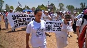 Gli israeliani che manifestano sul confine di Gaza_cleanup