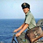 Massimo Troisi in una scena de 'Il postino' (1)