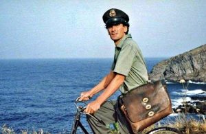 Massimo Troisi in una scena de 'Il postino' (1)