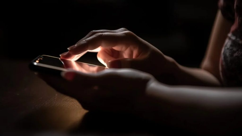 Controllare il telefono (pexels) - IlFogliettone.it