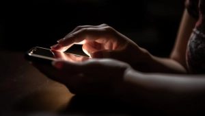 Controllare il telefono (pexels) - IlFogliettone.it