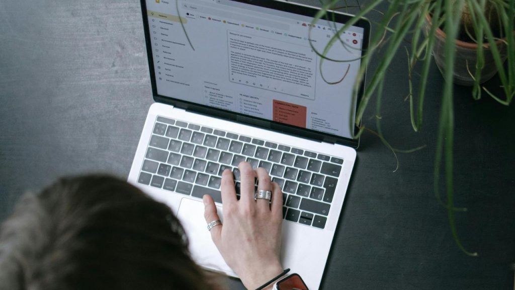 Furto dati via email (pexels) - IlFogliettone.it