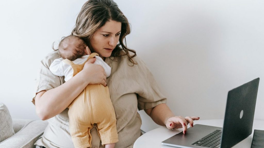 Mamma lavoratrice (pexels) - IlFogliettone.it (2)