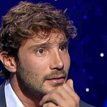 Sanremo 2027 prende forma, De Martino svela le date della 77ª edizione