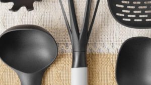 Utensili di plastica nera (pexels) - IlFogliettone.it