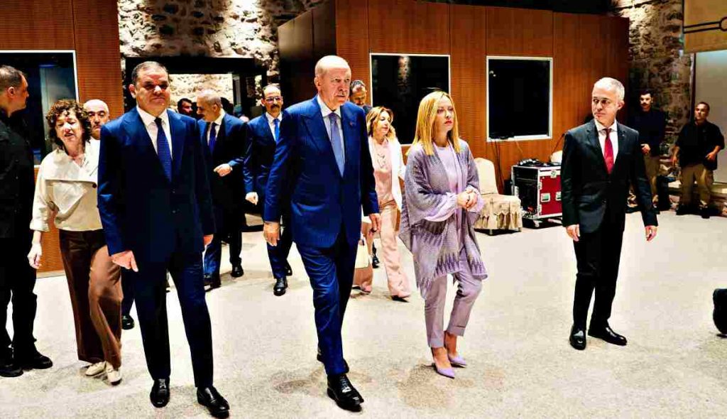 Il primo ministro libico Abdulhamid Dbeiba, il presidente turco Recep Tayyip Erdogan e il premier it