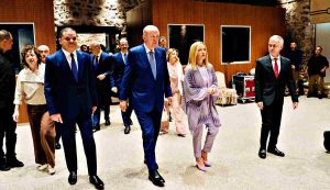 Il primo ministro libico Abdulhamid Dbeiba, il presidente turco Recep Tayyip Erdogan e il premier it