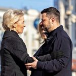 Ucraina, l’Ue ha versato 194 miliardi ma per Zelensky sono pochi. Von der Leyen a Kiev