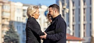 La presidente della Commissione Ursula von der Leyen e il presidente ucraino Volodymyr Zelensky